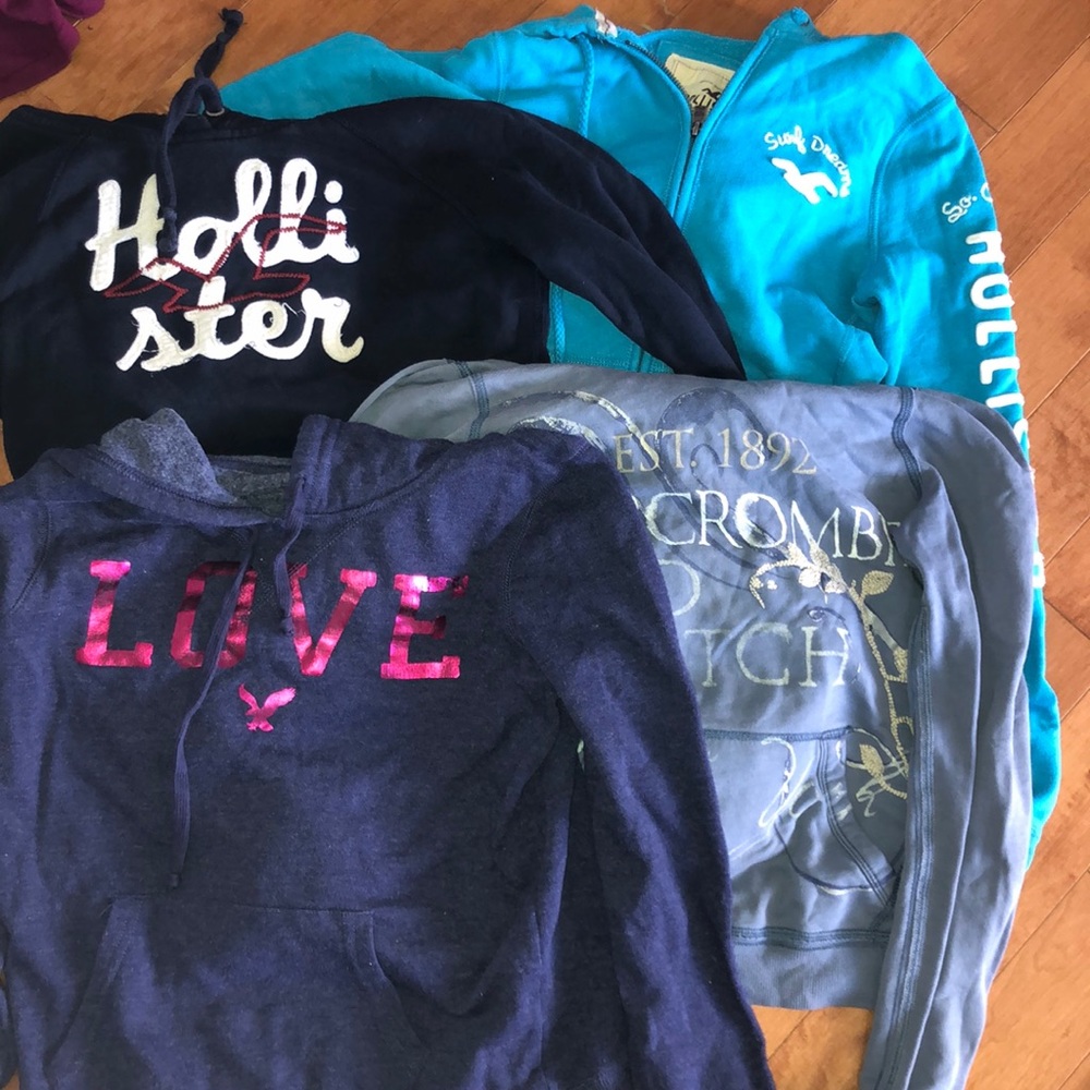 4 Hoodies.2 hollister (one zip up), 1 AE, & 1 A&F
